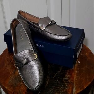 Cole Haan Evelyn Bow Driver. Pewter Metallic